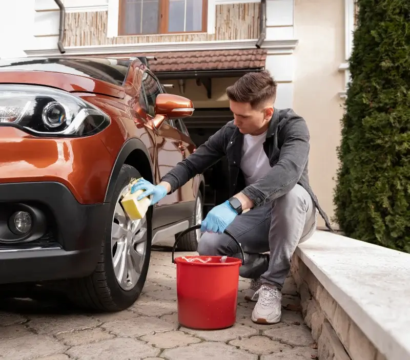 Lavage auto à domicile Bray-Dunes : professionnel intervenant sur un véhicule
